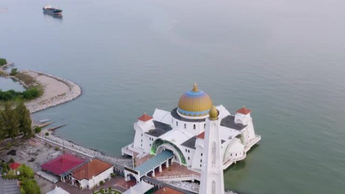 空中无人机在日落时建立马六甲海峡浮动清真寺的b-roll镜头