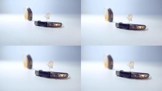 左耳和右耳的助听器特写。Shot的移动方法是Dolly In。助听器的技术专门用于单侧听力损失。
