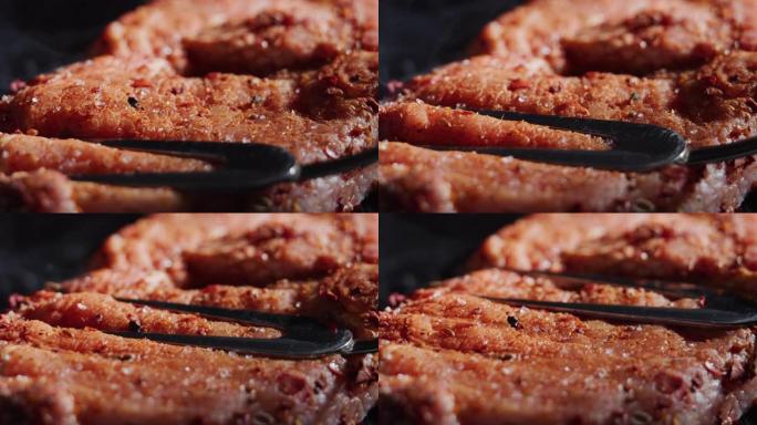 煎炸时检查猪排和肉猪肉。极端特写