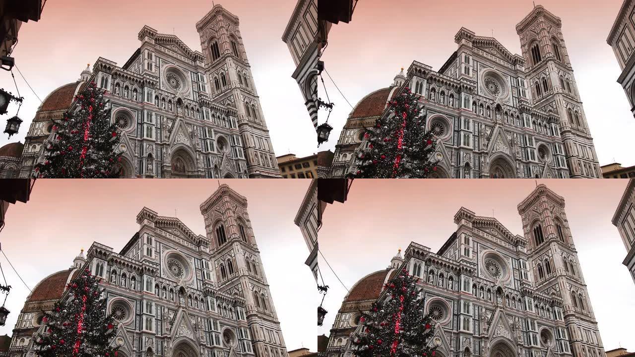 佛罗伦萨的圣诞树，背景是圣玛丽亚大教堂美丽的立面。意大利。