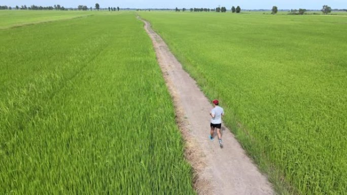 亚洲青年体育男子跑步的鸟瞰图