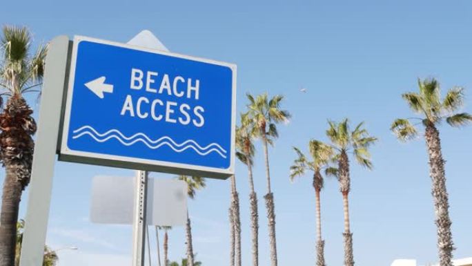 美国阳光明媚的加州海滩标志和棕榈树。棕榈树和海边路标。海滨太平洋旅游度假胜地美学。旅游假期和夏季假期