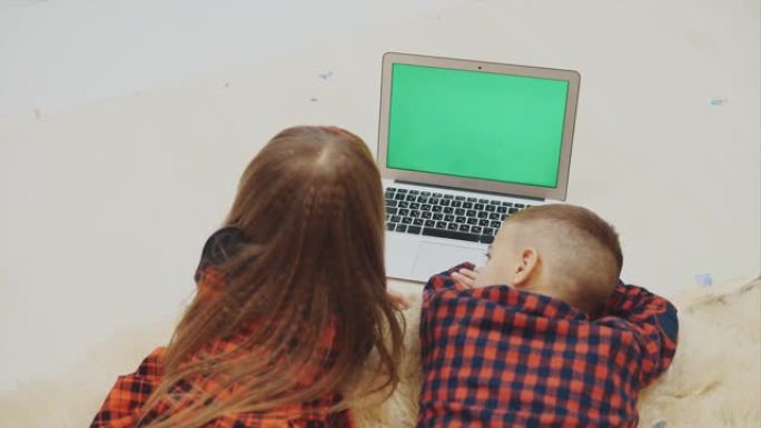 上看4k视频，可爱的孩子看着带有复制空间的笔记本电脑，以获取图像，文本或其他内容。