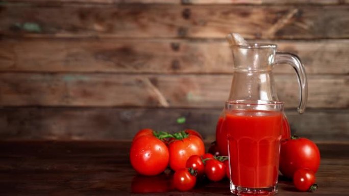 玻璃和水罐中的番茄汁缓慢旋转。