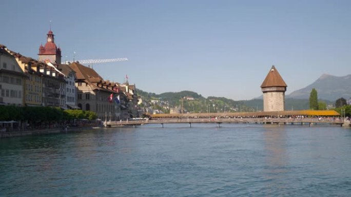 卢塞恩市中心晴天步行桥河湾慢动作全景4k瑞士