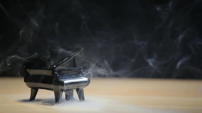 钢琴烟雾黑暗背景的镜头