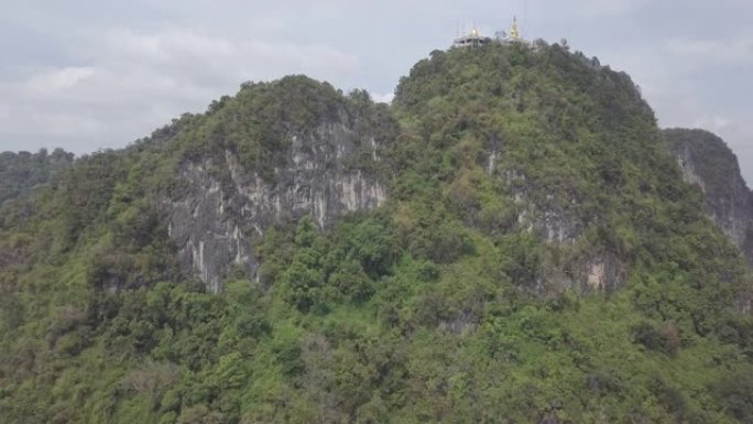 泰国甲米虎穴寺顶佛陀的航拍画面，青石岩，山。