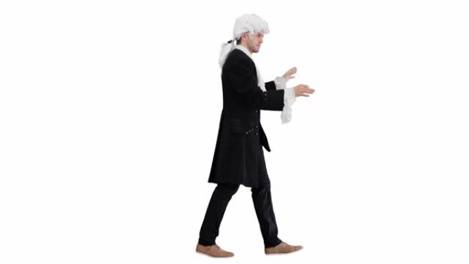 穿着像莫扎特的男子在白色背景上行走时指挥