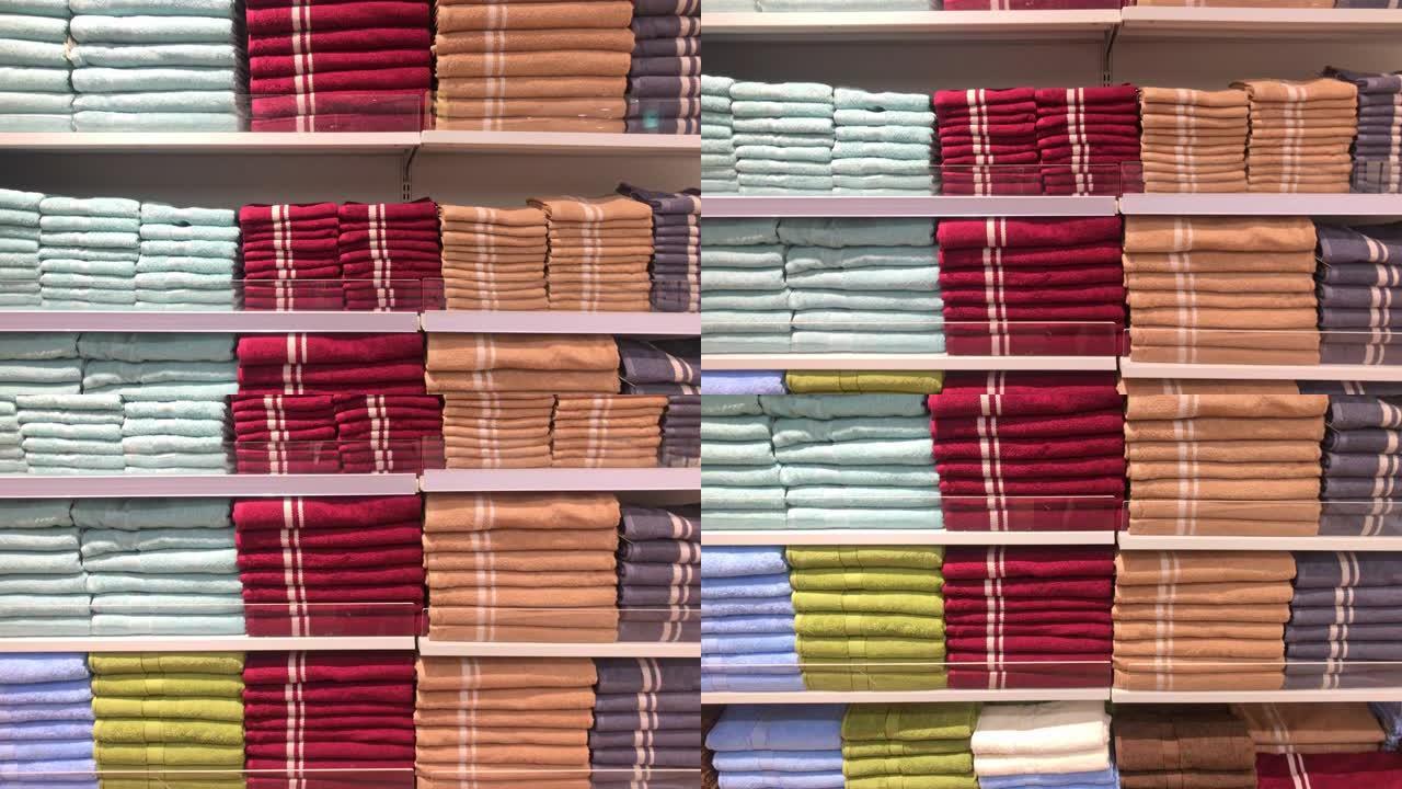 零售商店货架上的彩色毛巾