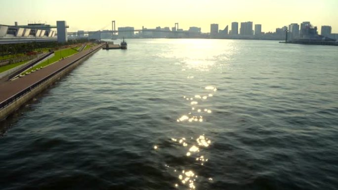 从东京丰洲大桥看到的彩虹桥