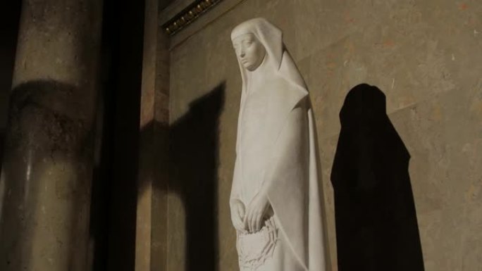 圣天主教妇女雕像