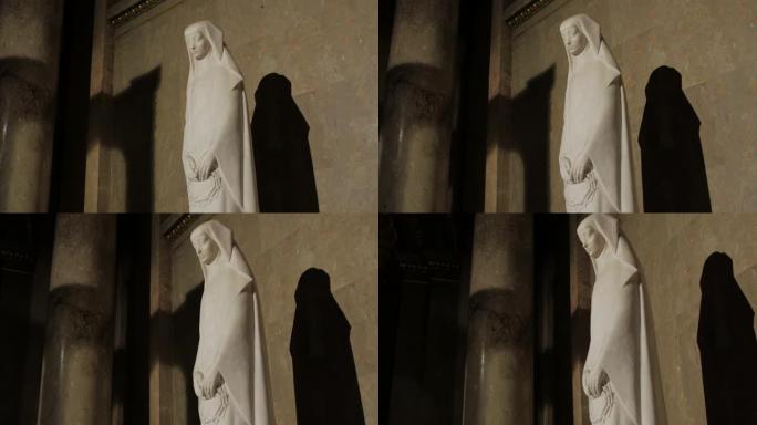 圣天主教妇女雕像