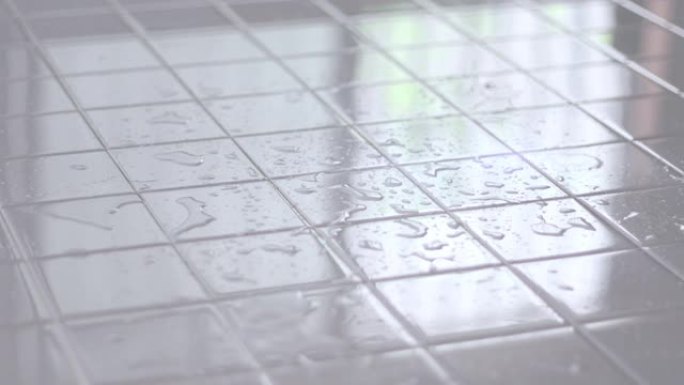 水滴落在浴室地板上