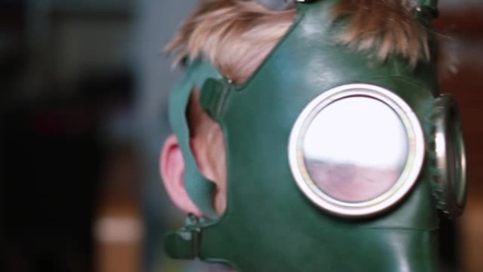 戴着防毒面具的男孩没有迹象表明抗议环境污染