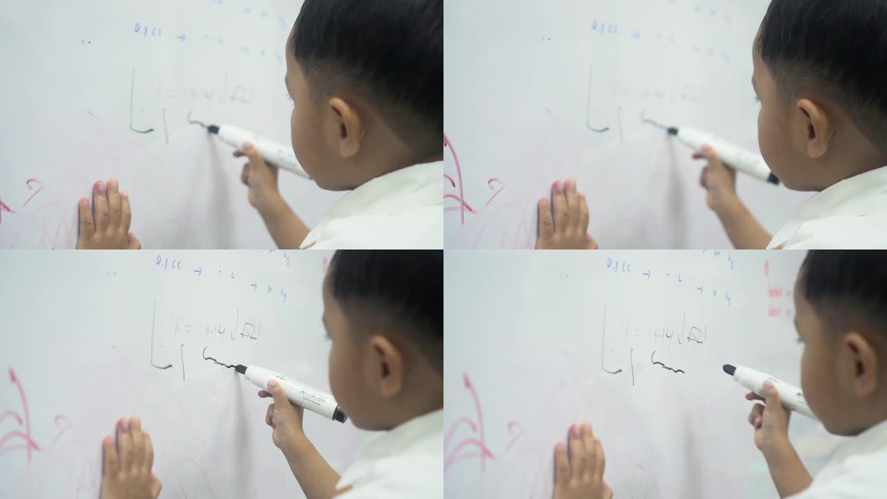 儿童在黑板上写数学
