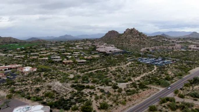 州首府凤凰城以东的亚利桑那州斯科茨代尔沙漠城的豪宅鸟瞰图