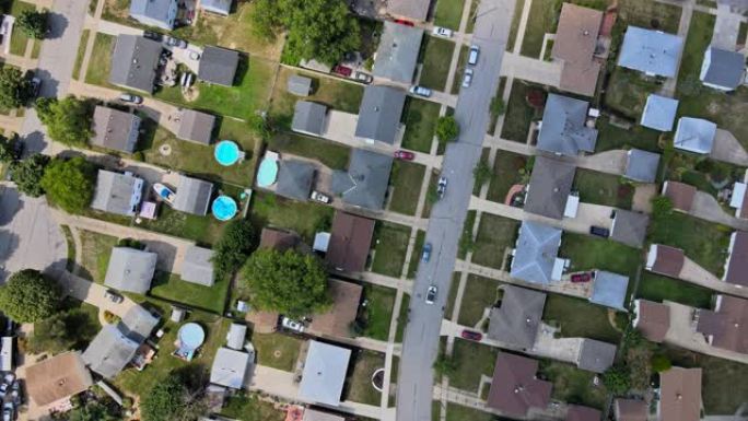 从住宅区上方看景观道路上的小城镇房屋的鸟瞰图