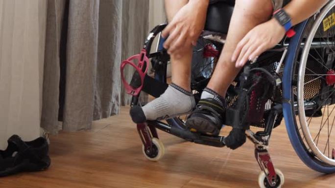 轮椅残疾人脱鞋