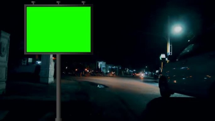 带有延时交通背景的街道广告牌绿屏或色键。模拟广告的无缝循环