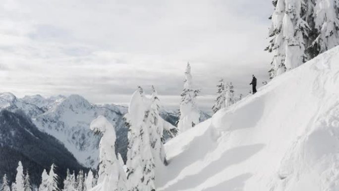 雪山山顶上的滑雪者俯视滑雪坡空中无人机飞过