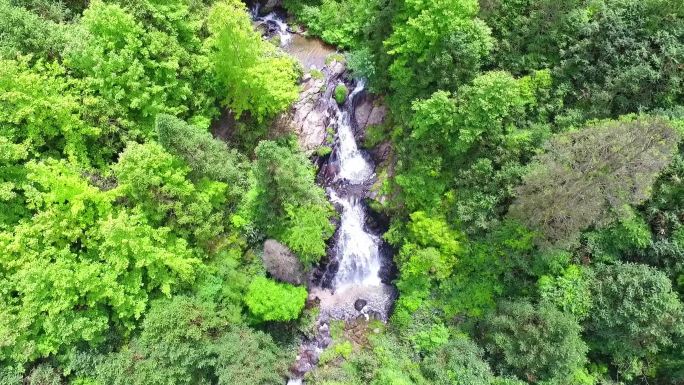 工人在山村架网线 家电下乡 网络普及