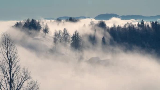 冬天的景象，冰雪覆盖的景观和雾倾泻村庄