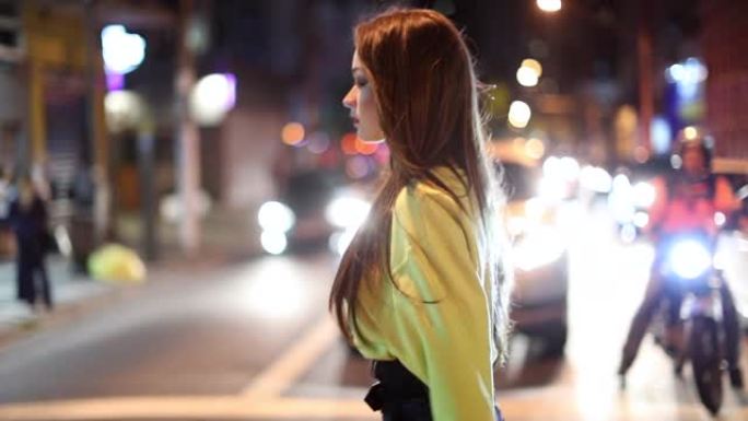 年轻女子在慢动作的城市中夜间行走