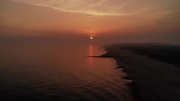 在一个朦胧的夜晚，沿着伯恩茅斯海岸的日落