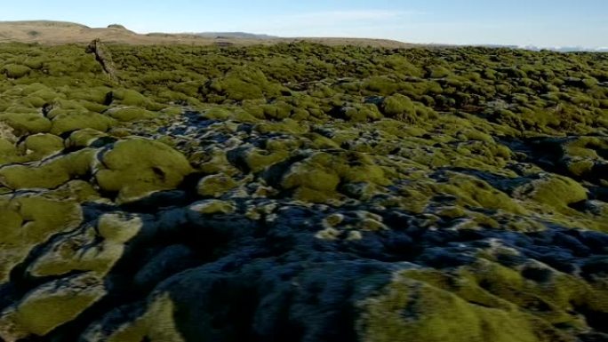 飞越冰岛的岩石和苔藓