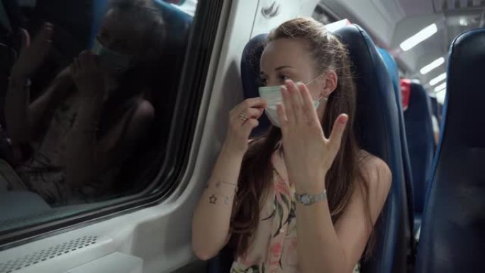 戴着防护口罩的女人乘火车开车，经过黑暗的隧道，在室内感觉不好。女性因面罩而感到闷气和呼吸困难。社会距