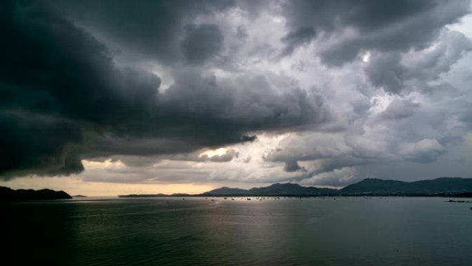 乌云和海上雨水的延时镜头黑暗的乌云通过视频延时