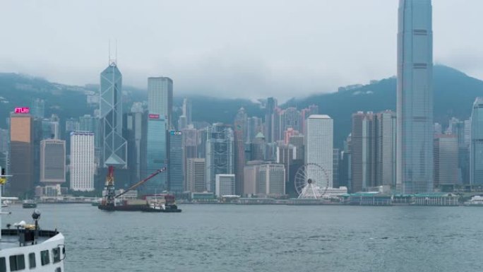 香港天际线的延时风暴云，香港城市景观，中国香港维多利亚港上空的摩天大楼