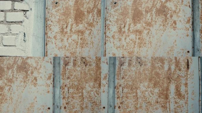 从白色砖墙到生锈的金属门有一个平滑的过渡。