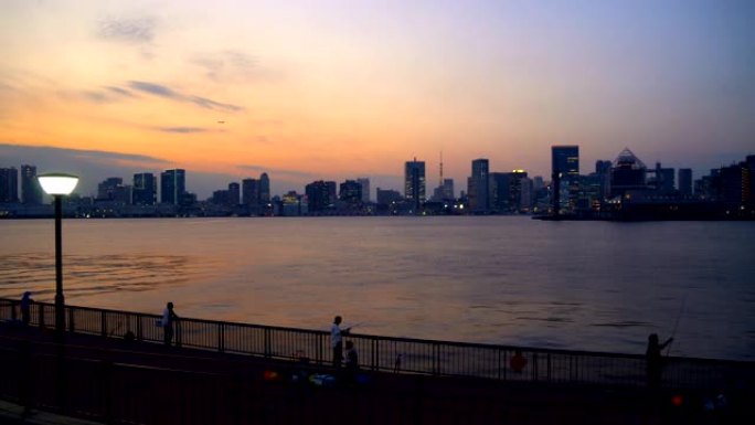黄昏时的东京湾和彩虹桥。在公园钓鱼。