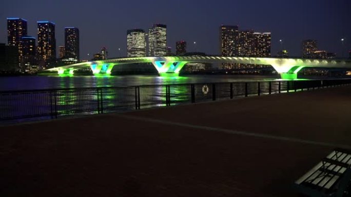 日本东京夜间丰洲大桥。