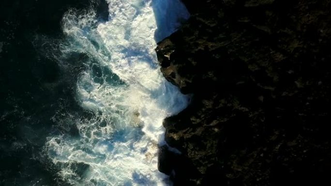 海浪冲击海岸大海边浪花海岛拍打石头礁石