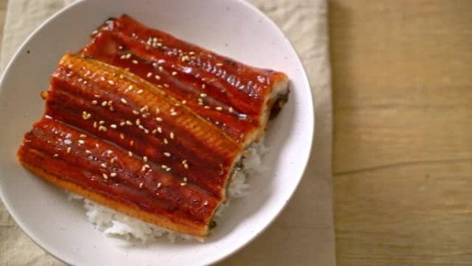 日本鳗鱼与饭碗或Unagi don烤制-日本美食风格