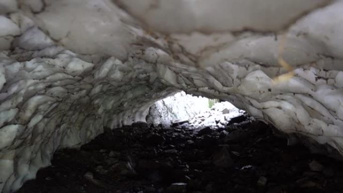 冰窟，夏季山区的雪洞