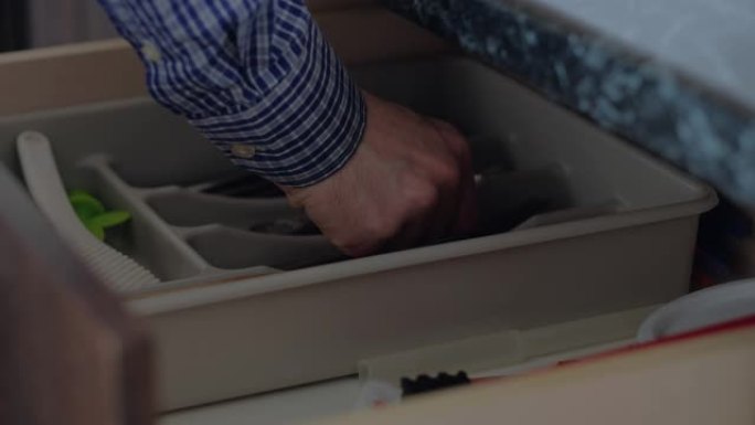 男人的手打开厨房的储物柜