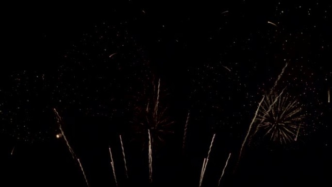 除夕之夜五颜六色的烟花散放在夜空中熠熠生辉，烟花表演庆典背景