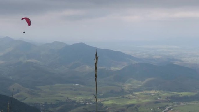 阴天滑翔伞在山上飞行