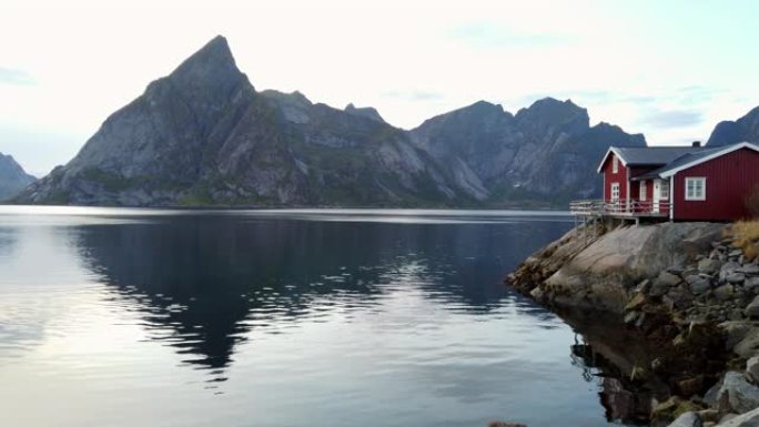 海边的山脉和钓鱼小屋。