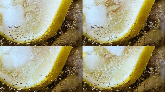 柠檬特写清爽冷鸡尾酒。带气泡的柠檬片。