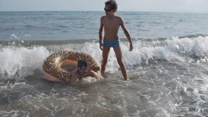 两个男孩享受海浪