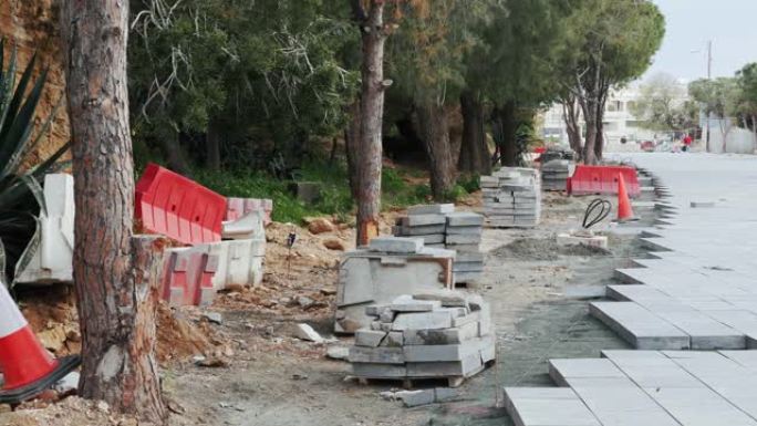在建道路。道路混凝土瓦和交通锥障碍物的街道重建。重建道路受阻。
