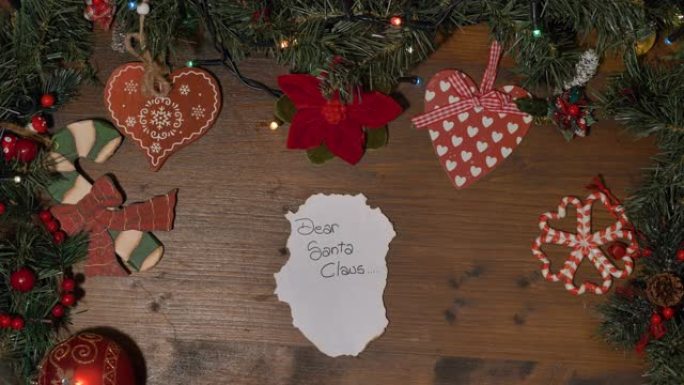 圣诞木制背景，带有圣诞树和红色装饰。乡村木质背景圣诞花环