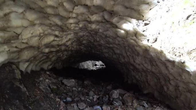 冰窟，夏季山区的雪洞