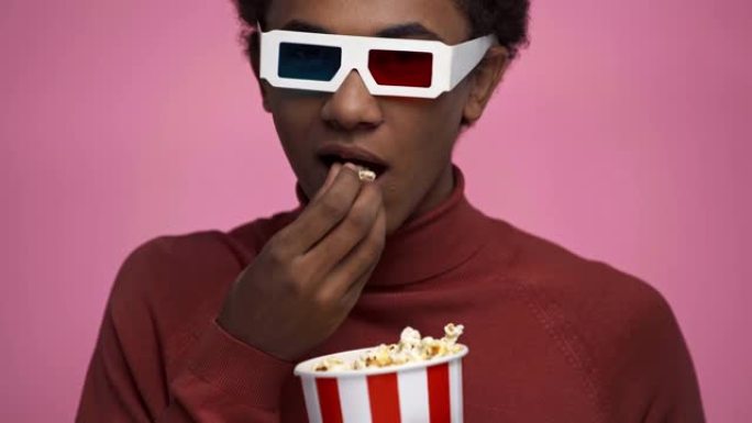 非裔美国少年在粉红色上看电影