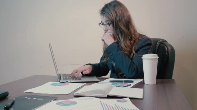 工作的年轻女性数据财务办公敲键盘打字笔记