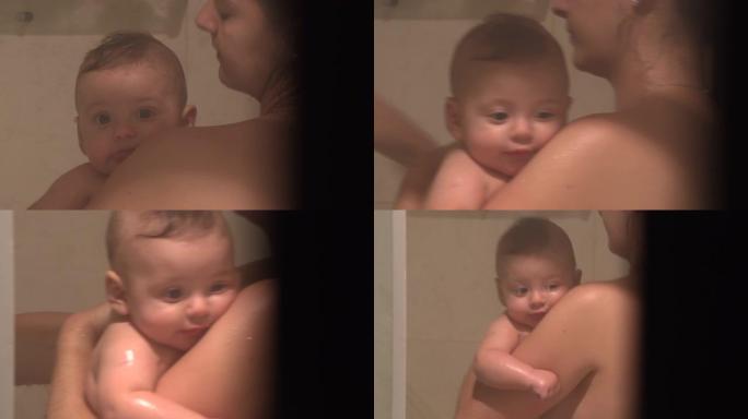 休闲坦率的母亲在洗澡时给婴儿洗澡